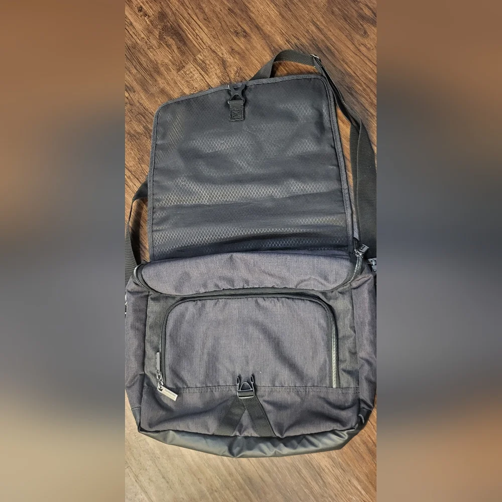 Samsonite Modern Utility Laptop Messenger Bag